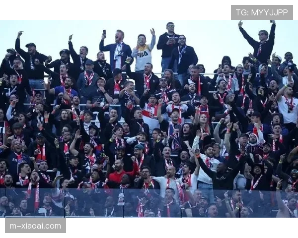 巴黎圣日耳曼球迷高歌助威,王子公园球场化身欢乐海洋。 巴黎圣日耳曼球迷高歌助威,王子公园球场化身欢乐海洋。