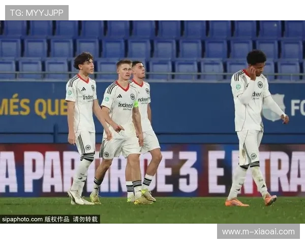 西甲半程冠军悬念再起，巴萨掌握主动权皇马紧追不舍